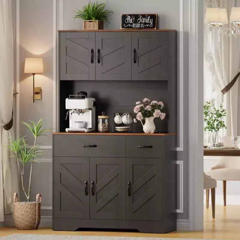 Garde-manger de style champêtre de 71 avec station de recharge, 4 portes et 2 tiroirs