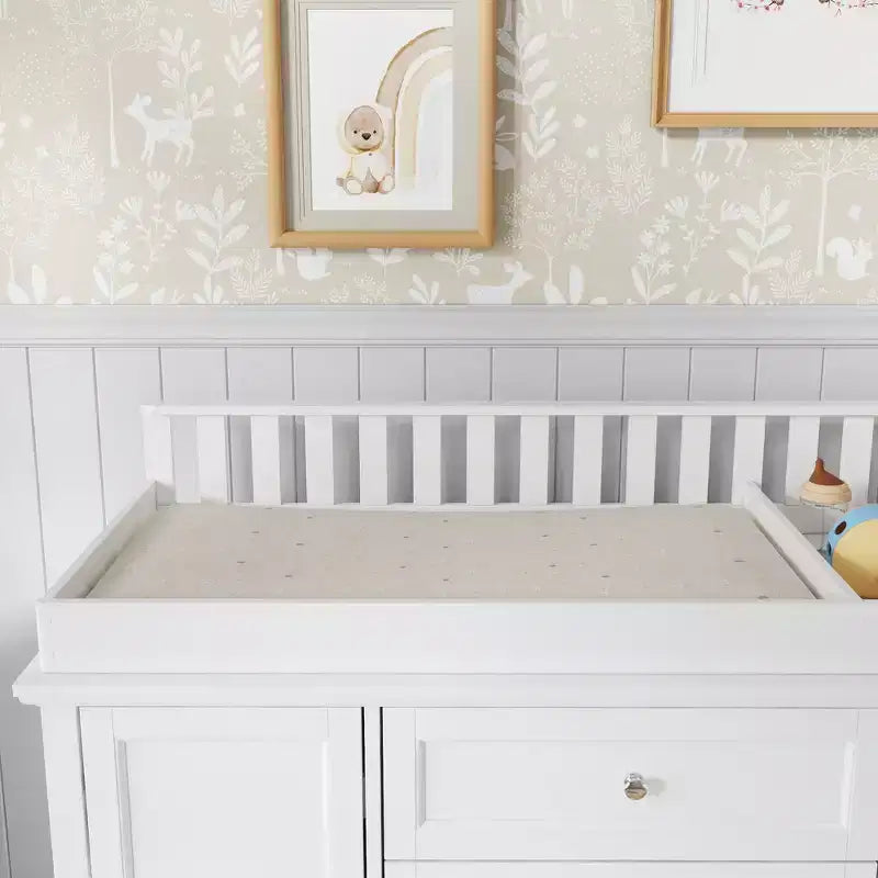 Cambiador blanco con cómoda, organizador espacioso para habitación infantil con cajones y armarios para pañales, ropa y juguetes
